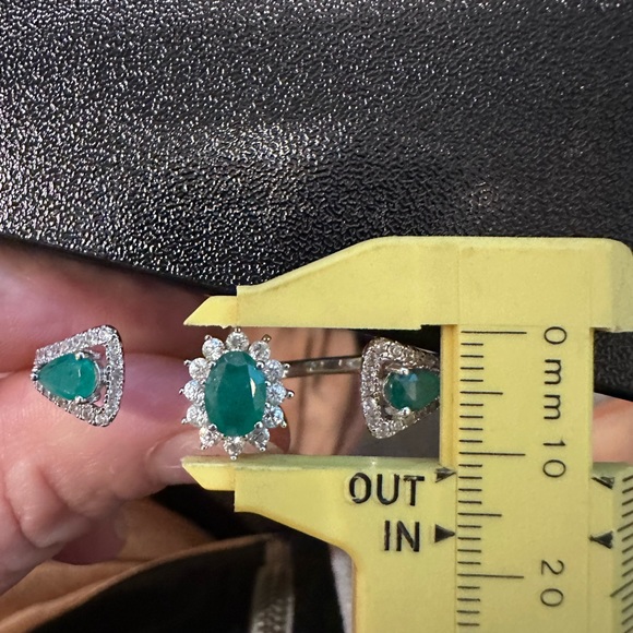 Rarities by Carol Brodie emerald and white zircon 2-finger ring. - Picture 5 of 7